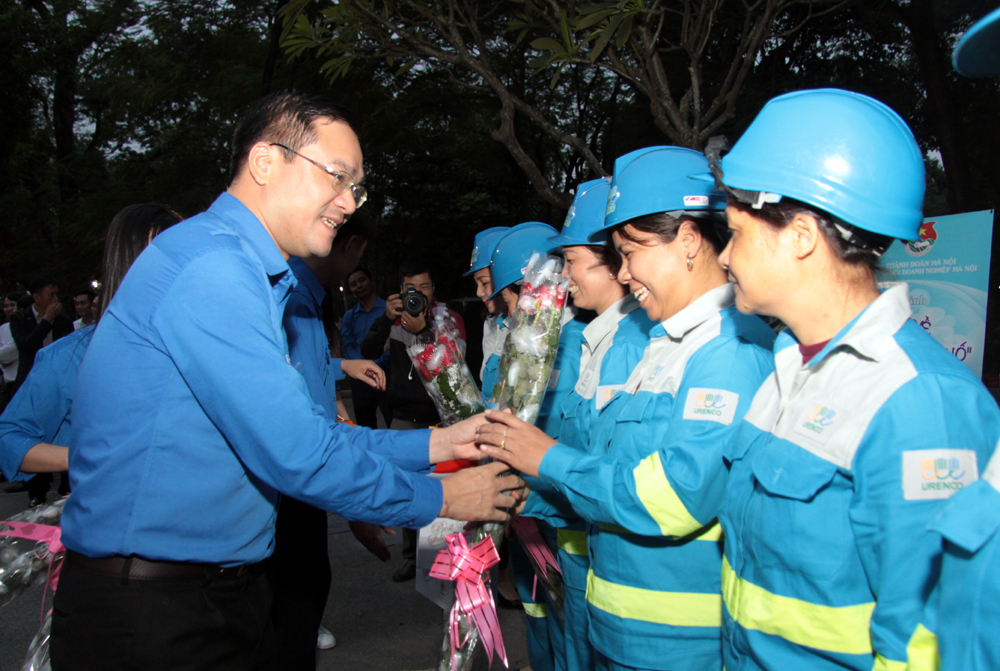 Đồng chí Nguyễn Ngọc Việt - Bí thư Thành đoàn, Chủ tịch Hội LHTN TP Hà Nội tặng hoa chúc mừng các chị nữ công nhân nhân ngày 20/10