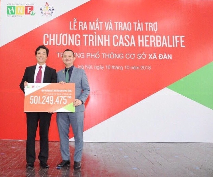 Đại diện Ban Giám hiệu Trường PTCS Xã Đàn đón nhận tài trợ từ đại diện Herbalife Việt Nam