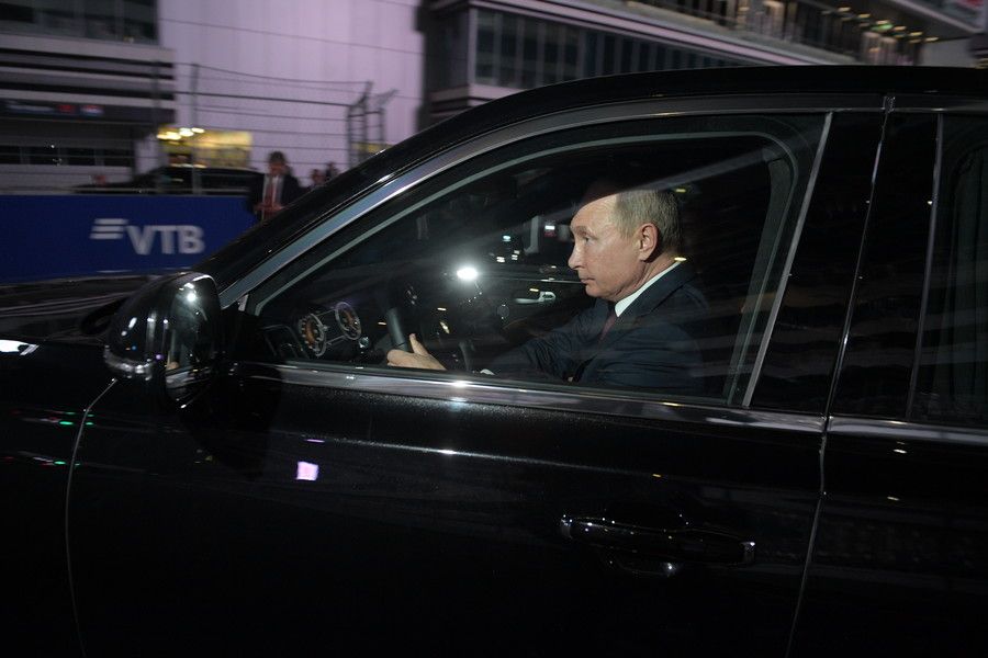 Tổng thống Vladimir Putin lái thử Aurus Senat Sedan