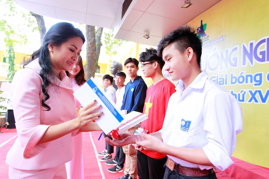 Tại buổi giao lưu, bà Trần Uyên Phương đã trao tặng 13 phần học bổng trích từ quỹ học bổng “Chuyện nhà Dr Thanh” cho các em học sinh nghèo có thành tích học tập tốt.