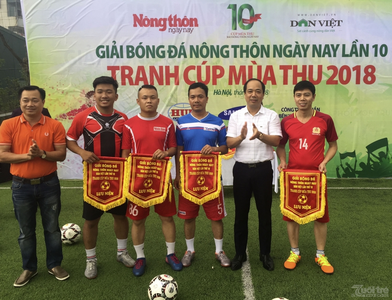Nhà báo Nguyễn Mạnh Hưng, Tổng Biên tập Báo Tuổi trẻ Thủ đô trao cờ lưu niệm cho đại diện các đội bóng.