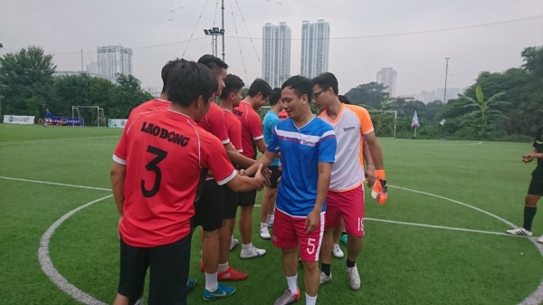 Trận đầu tiên của giải, Báo Tuổi trẻ Thủ đô (áo xanh) gặp Báo Lao Động