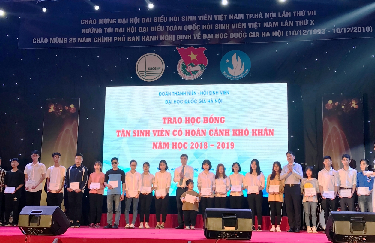 Đồng chí Bùi Quang Huy, Bí thư Ban chấp hành Trung ương Đoàn (áo trắng ở giữa) trao học bổng tới các bạn tân sinh viên có hoàn cảnh khó khăn