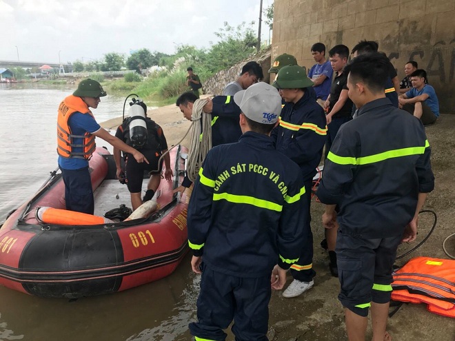 Lực lượng PCCC và CNCH vẫn tích cực triển khai người và phương tiện tìm kiếm nạn nhân.