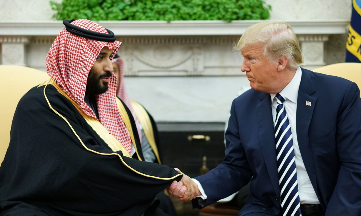 Tổng thống Mỹ Donald Trump bắt tay với Thái tử Saudi Arabia Mohammed bin Salman trong cuộc gặp diễn ra tại Washington hồi đầu năm nay (Ảnh: AFP)