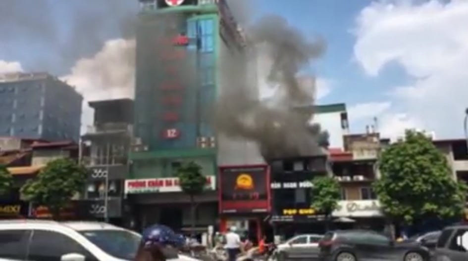 Hà Nội: Cháy lớn ở quán ăn trên đường Kim Mã
