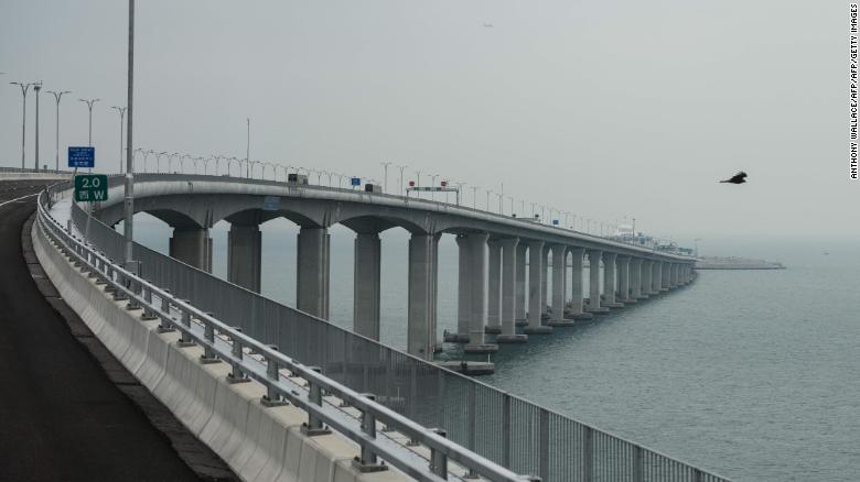 Cây cầu nối liền Hong Kong – Chu Hải – Macau có chiều dài tổng cộng 55km, bao gồm cả đoạn cầu trên mặt nước dài 22,9 km và đường hầm dưới biển 6,7 km