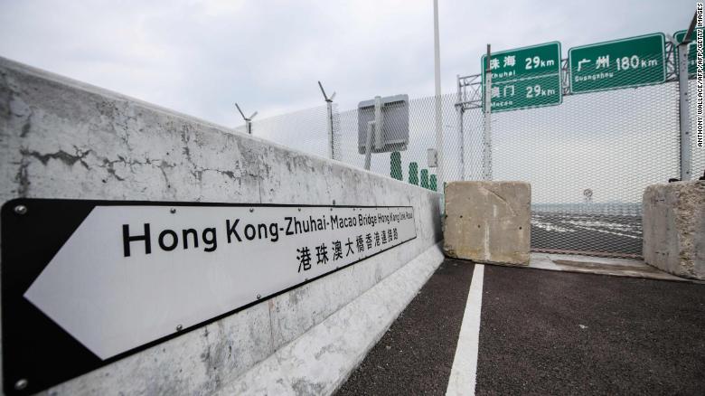 Khi chính thức đưa vào phục vụ giao thông, cây cầu này sẽ giúp rút gọn thời gian di chuyển giữa các thành phố một cách đáng kể. Thời gian di chuyển từ sân bay quốc tế Hong Kong tới Chu Hải giảm từ 4 giờ xuống còn khoảng 45 phút