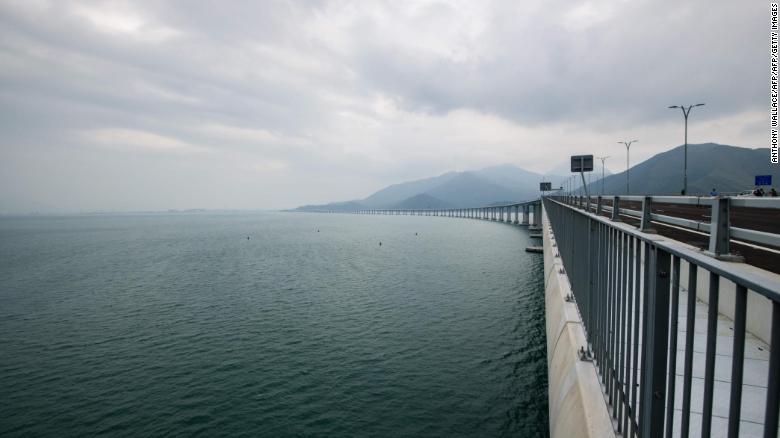 Để xây dựng cây cầu có khả năng sử dụng trong vòng 120 năm này, Trung Quốc đã mời hàng loạt chuyên gia hàng đầu từ Anh, Mỹ, Nhật và ít nhất 11 nước khác tham gia quá trình xây dựng