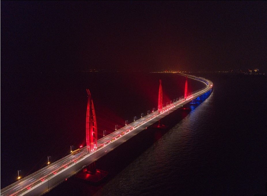 Sau gần 10 năm xây dựng, cây cầu này đánh dấu một bước ngoặt trong tham vọng lớn hơn của Bắc Kinh nhằm phát triển khu vực vịnh Greater Bay Area - một trung tâm kinh tế năng động bao gồm Hong Kong, Macau và 9 thành phố thuộc tỉnh Quảng Đông, theo CNN