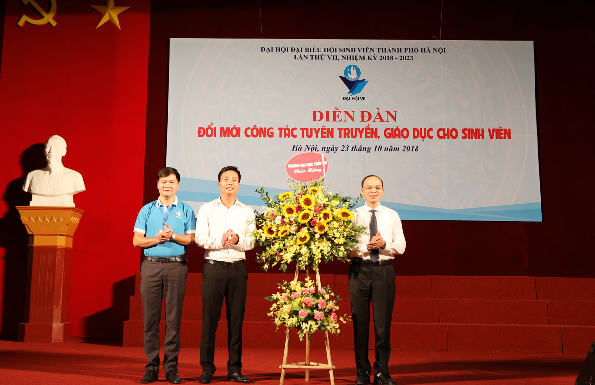 Ban Giám hiệu trường Đại học Thủy lợi tặng hoa chúc mừng Đại hội Hội Sinh viên TP Hà Nội