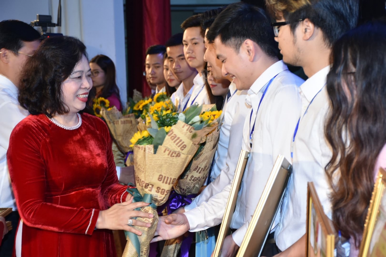 Đồng chí Phó Bí thư Thường trực Thành ủy Hà Nội tặng bằng khen chúc mừng các tập thể có thành tích xuất sắc trong nhiệm kỳ 2013 - 2018