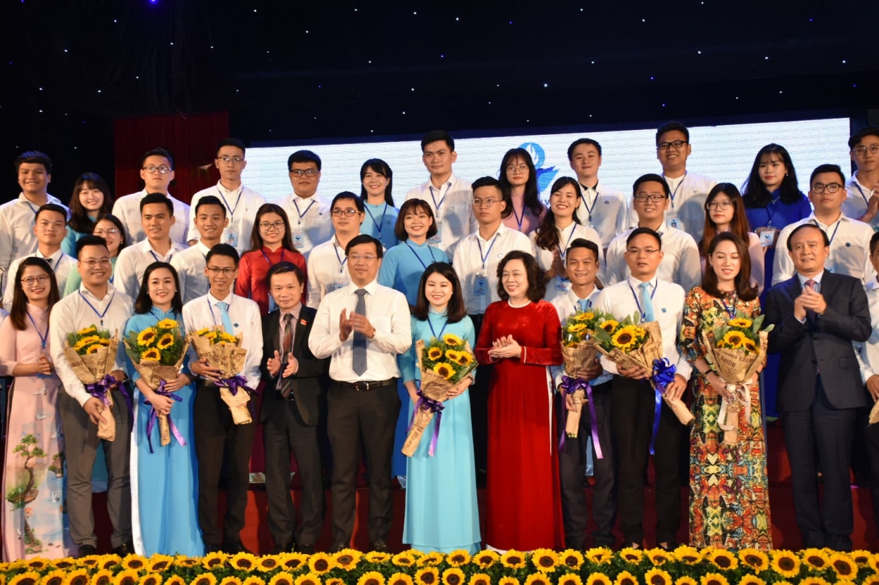 Các đại biểu chúc mừng BCH Hội Sinh viên TP Hà Nội nhiệm kỳ 2018 - 2013