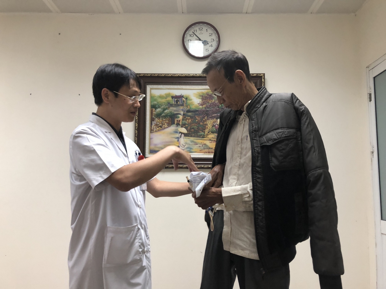 Bác sĩ điều trị và ông Nguyễn Khắc Toản