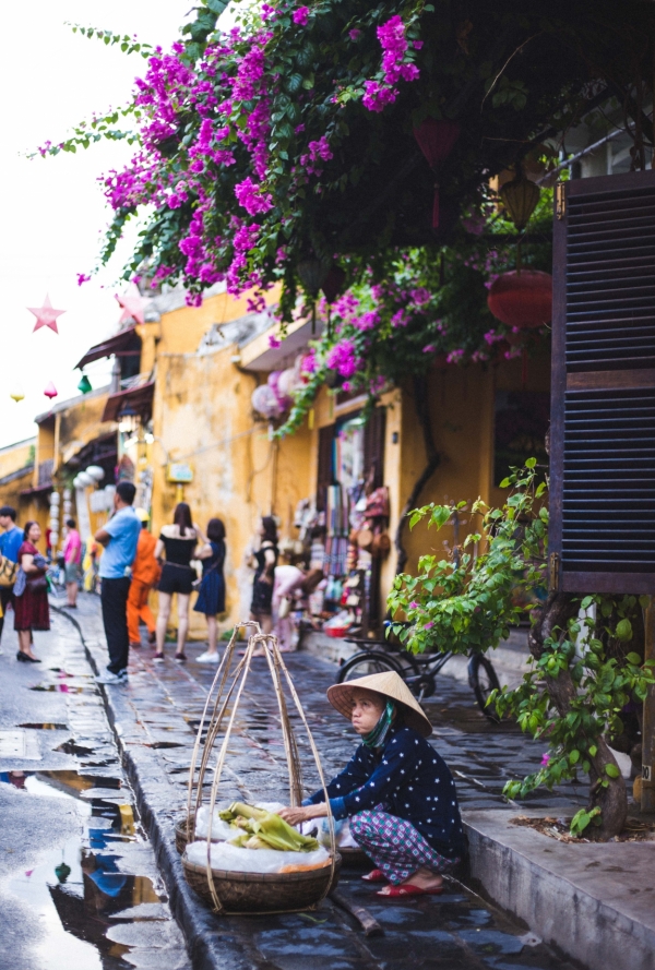 Đây là một hình ảnh dễ bắt gặp ở phố cổ một gánh hành rong, với những món ăn vặt vô cùng hấp dẫn.