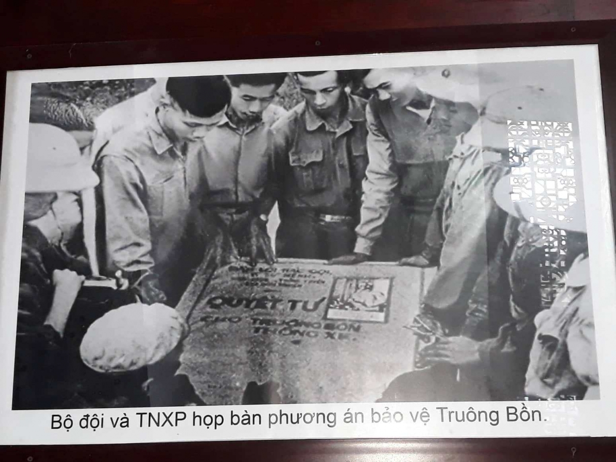 Bộ đội và TNXP bàn phương án bảo vệ Truông Bồn (ảnh tư liệu)