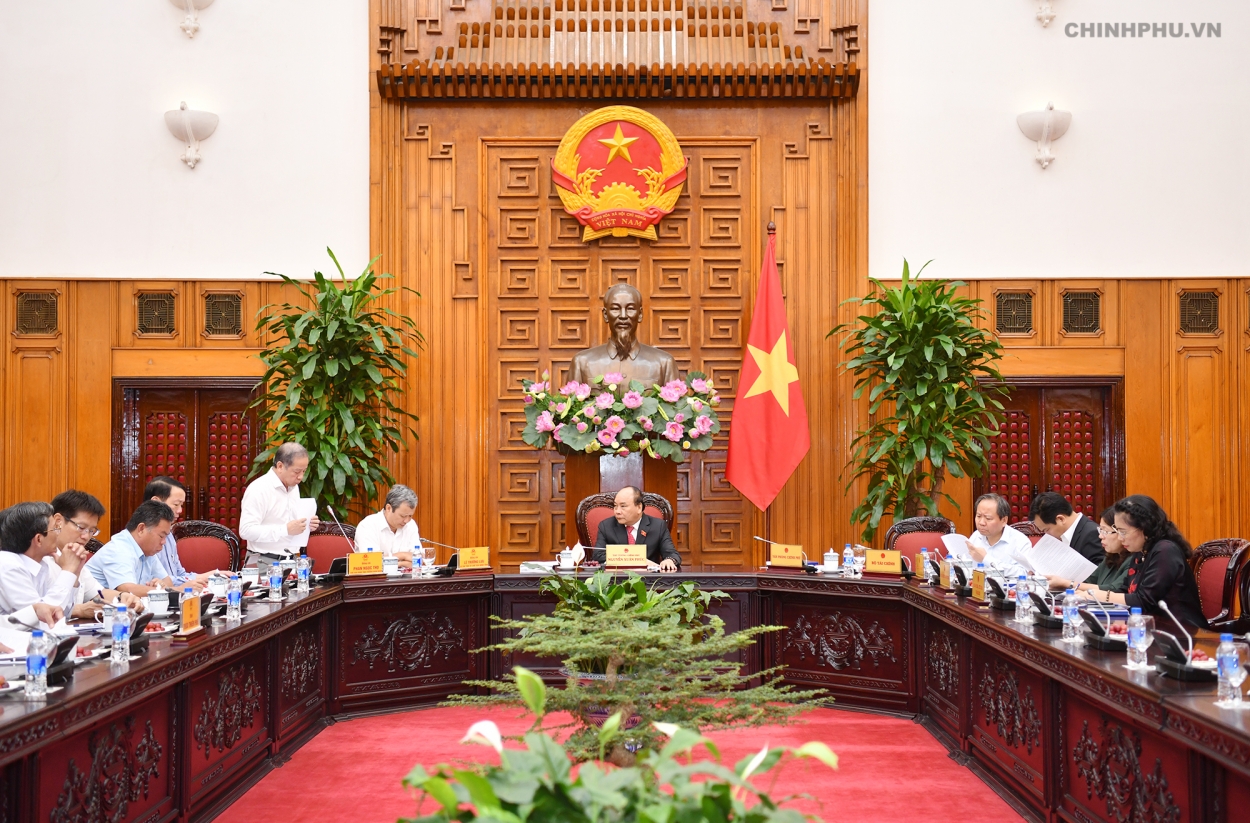 Thủ tướng nghe báo cáo về việc di dời dân cư khỏi di tích Kinh thành Huế.