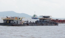 Bộ đội Biên phòng bắt quả tang 4 tàu hút cát trộm trên biển