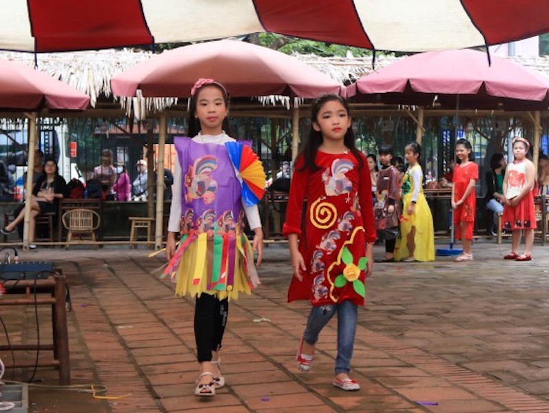 Các em học sinh trình diễn thời trang dựa trên cảm hứng sáng tạo từ dòng tranh Kim Hoàng.