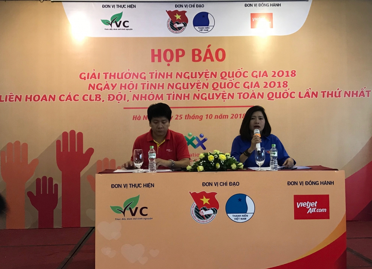 Chị Đỗ Thị Kim Hoa, Giám đốc Trung tâm Tình nguyện Quốc gia và anh Dương Hoài Nam - Chủ tịch Hội Liên hiệp Thanh niên Vietjet chia sẻ trong buổi họp báo
