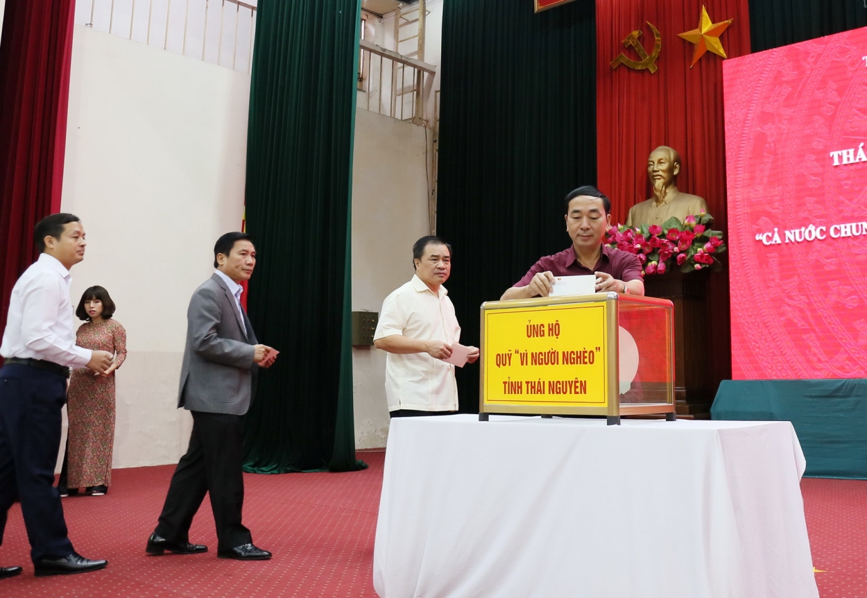 Lãnh đạo tỉnh Thái Nguyên quyên góp, ủng hộ tháng cao điểm Vì người nghèo 2018