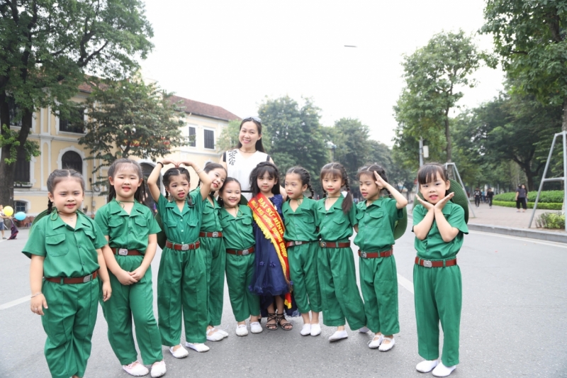 Phương Như (mặc váy, đứng giữa) đang là Đại sứ hình ảnh của Ngôi sao Hướng dương Talent