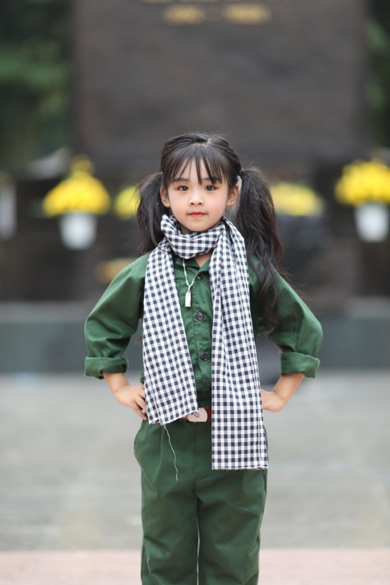 Phương Như thể hiện rất thành công ca khúc “Nổi lửa lên em” trong bộ quân phục dễ thương