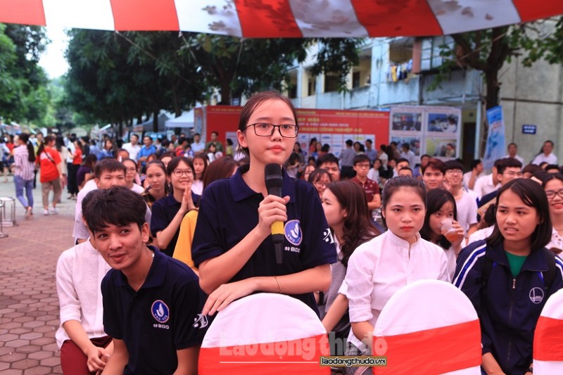 Các bạn trẻ đặt các câu hỏi tại buổi giao lưu.