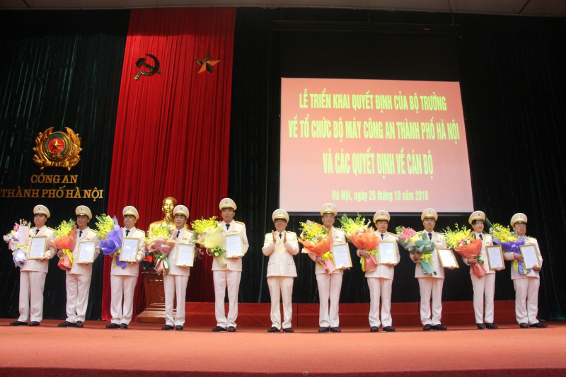 Thiếu tướng Đoàn Duy Khương, Giám đốc Công an TP Hà Nội tăng hoa chúc mừng cácTrưởng phòng sau sáp nhập