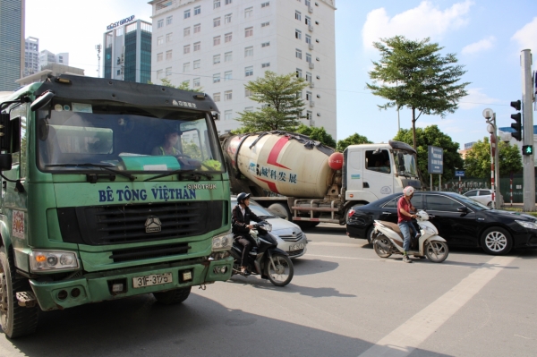 Xe bê tông của Công ty Việt Hàn chạy sai làn, chạy vượt đèn đỏ, dàn hàng ngang, dọc tại đường Dương Đình Nghệ. Ảnh Đức Mậu