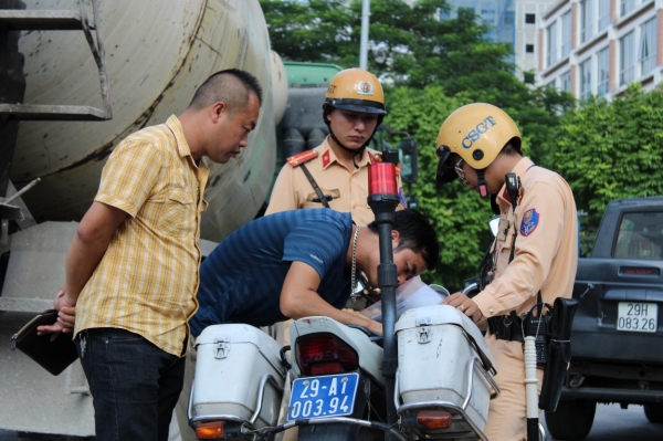 Lực lượng CSGT Đội 6 lập biên bản xử lý vi phạm với lái xe bồn Việt Hàn. Ảnh Đức Mậu