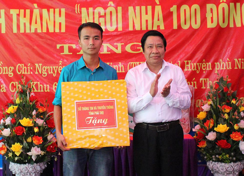 Đại diện lãnh đạo Sở Thông tin và Truyền thông tặng quà cho gia đình anh Nguyễn Quang Vinh