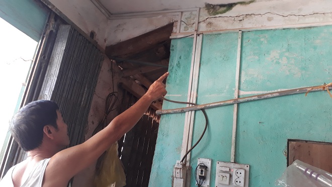Trong quá trình thi công, nhà của gia đình ông Nguyễn Hữu Thuận bị nứt, gãy dầm, tường và trần nhà nhưng phải tự bỏ tiền ra sửa chữa