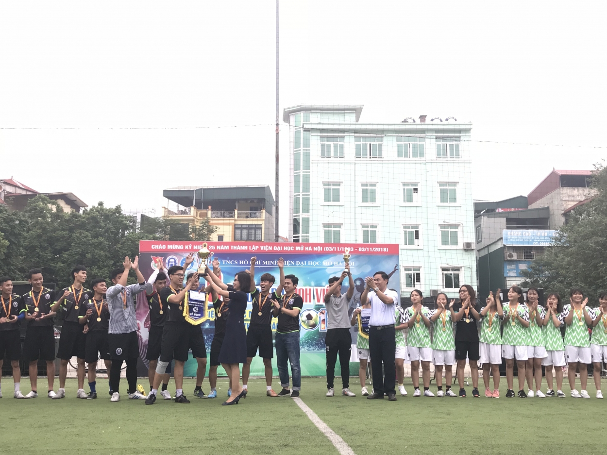 Đại diện lãnh đạo Viện Đại học Mở Hà Nội trao Cup tới đội bóng nam và nữ giành giải Nhất