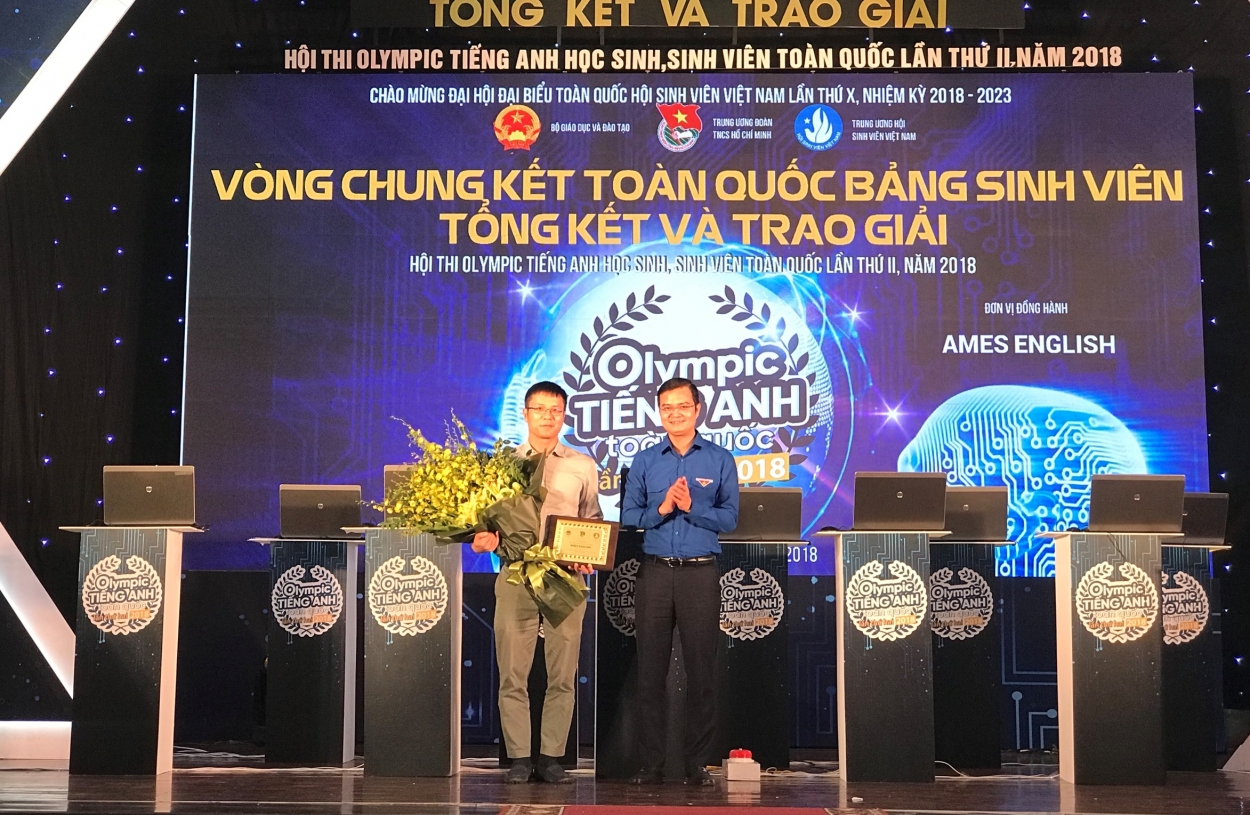 Đồng chí Bùi Quang Huy, Bí thư Ban chấp hành Trung ương Đoàn trao hoa và quà lưu niệm tới đại diện AMES ENGLISH - đơn vị đồng hành cùng Hội thi