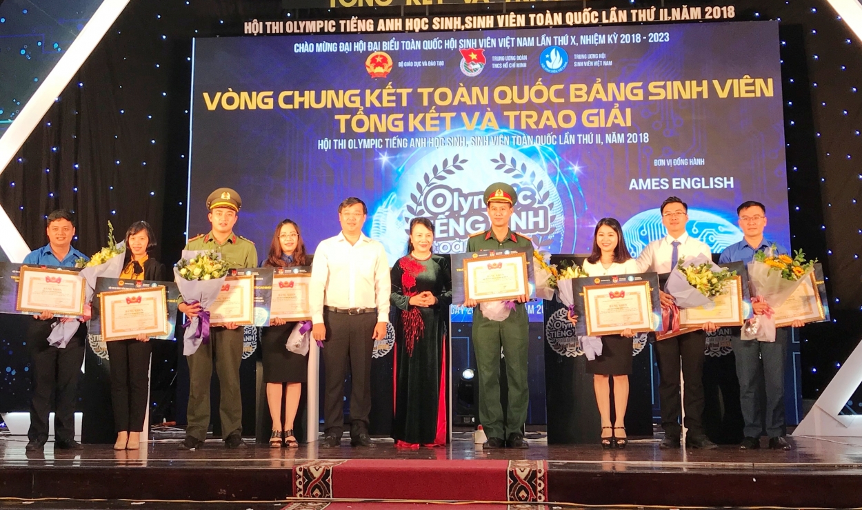 Đồng chí Lê Quốc Phong, Ủy viên dự khuyết Ban chấp hành Trung ương Đảng, Bí thư thứ nhất Trung ương Đoàn, Chủ tịch Hội Liên hiệp Thanh niên, Chủ tịch Hội Sinh viên Việt Nam và đồng chí Nguyễn Thị Nghĩa, Thứ trưởng Bộ Giáo dục và Đào tạo trao khen thưởng tới các Tỉnh, Thành đoàn, đơn vị tiêu biểu tham gia Hội thi