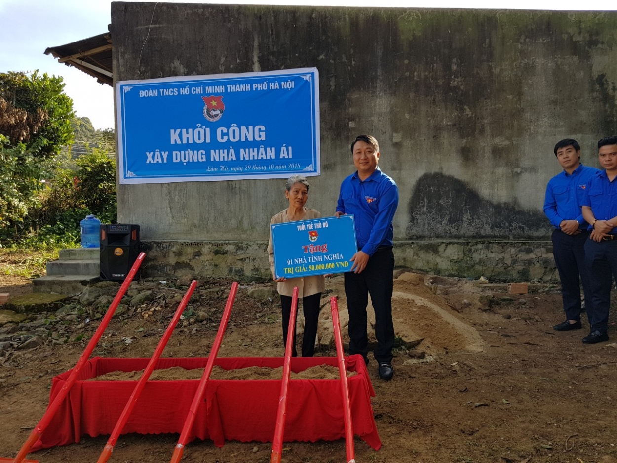 Đồng chí Nguyễn Khánh Bình, UVBCH Trung ương Đoàn, Phó bí thư Thường trực Thành đoàn, Chủ tịch Hội đồng Đội thành phố Hà Nội, trao tượng trưng công trình thanh niên tới cựu thanh niên tiền trạm