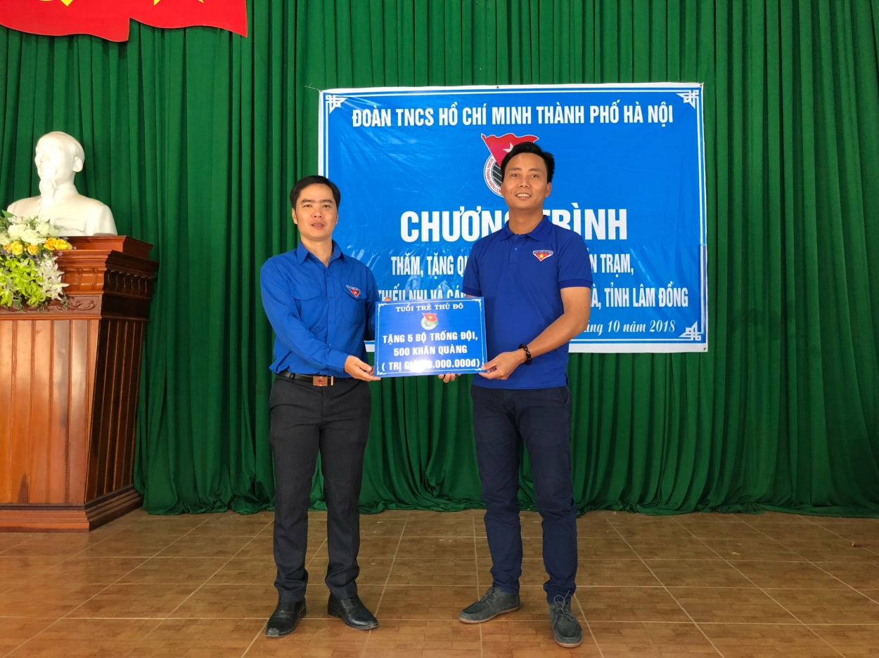 Đồng chí Nguyễn Đức Tiến, Phó bí thư Thành đoàn Hà Nội trao quà tới thanh thiếu nhi huyện Lâm Hà