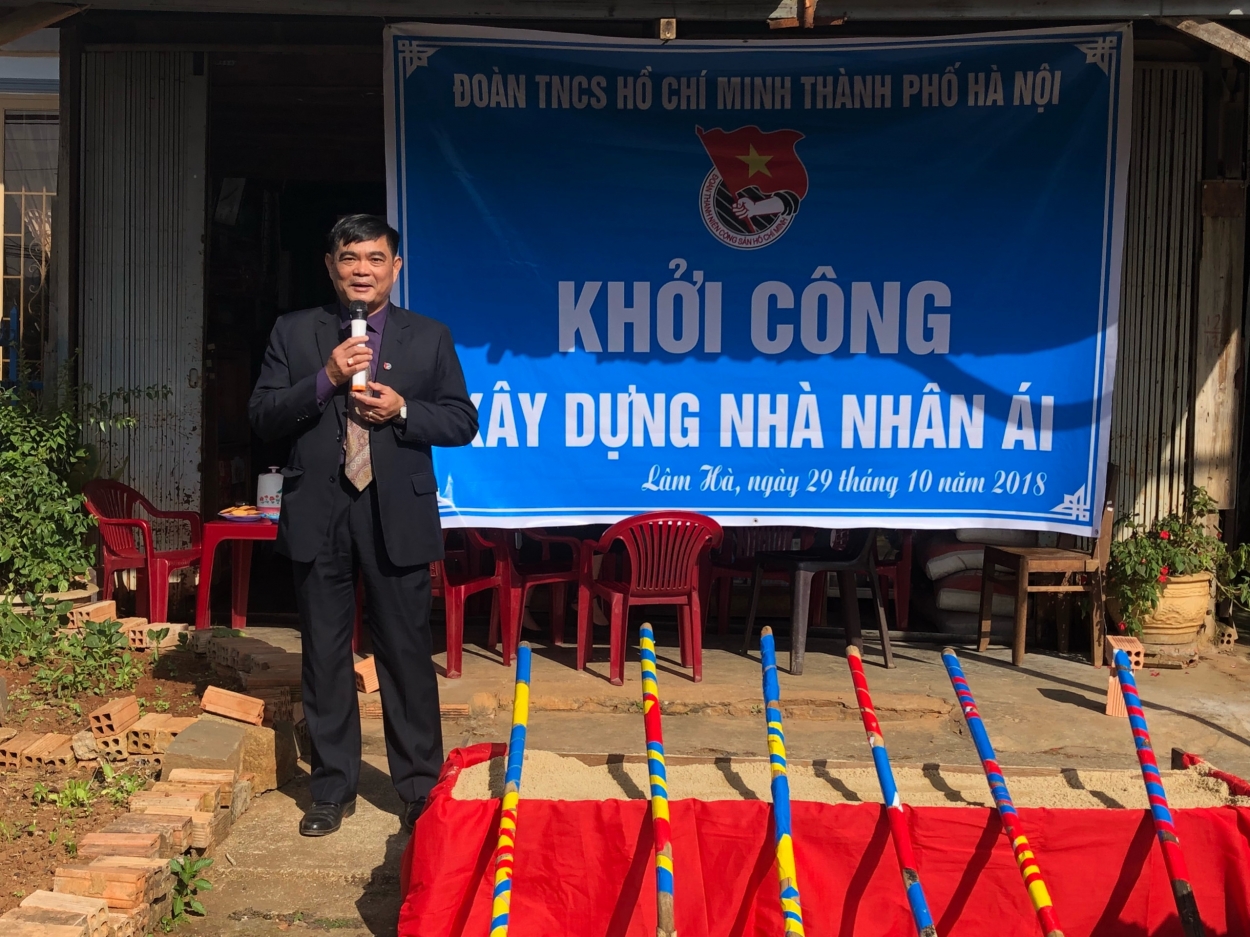 Đồng chí Hà Văn Thuận, Phó Bí thư Thường trực Huyện ủy Lâm Hà, phát biểu tại lễ khởi công