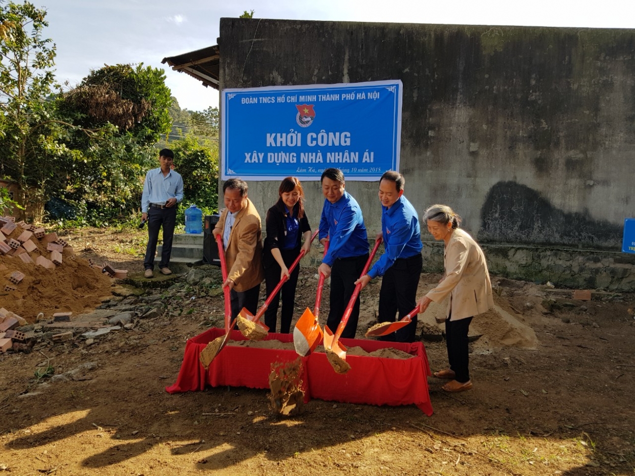 Đồng chí Nguyễn Khánh Bình, UVBCH Trung ương Đoàn, Phó bí thư Thường trực Thành đoàn, Chủ tịch Hội đồng Đội thành phố Hà Nội, khởi công xây dựng nhà cho bác Nguyễn Thúy Miện, cựu thanh niên tiền trạm