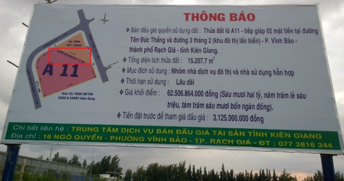 Bảng thông báo bán đấu giá lô đất A11 được đặt tại khu đất để công bố rộng rãi cho người dân biết vẫn thể hiện đường A1 quy hoạch 11,5m