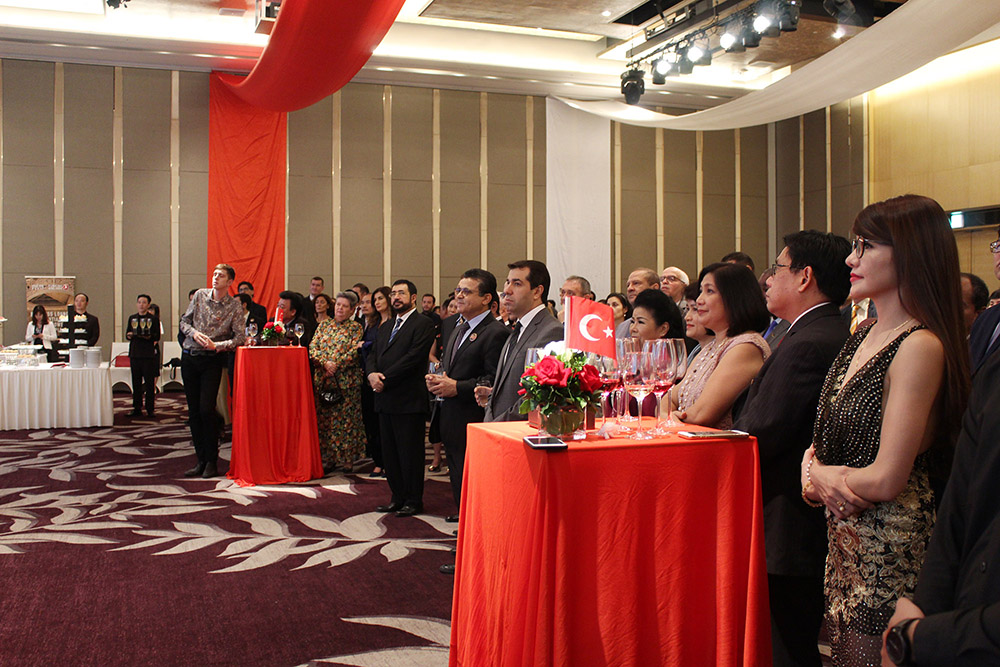 Các vị khách mời tham dự buổi lễ kỷ niệm nhân dịp lần thứ 95 thành lập nước Cộng hòa Thổ Nhĩ Kỳ
