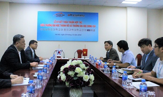 Đại diện lãnh đạo trường Đại học Thành Đô, Việt Nam và trường Đại học Dong-Eui, Hàn Quốc tham gia lễ ký kết biên bản hợp tác