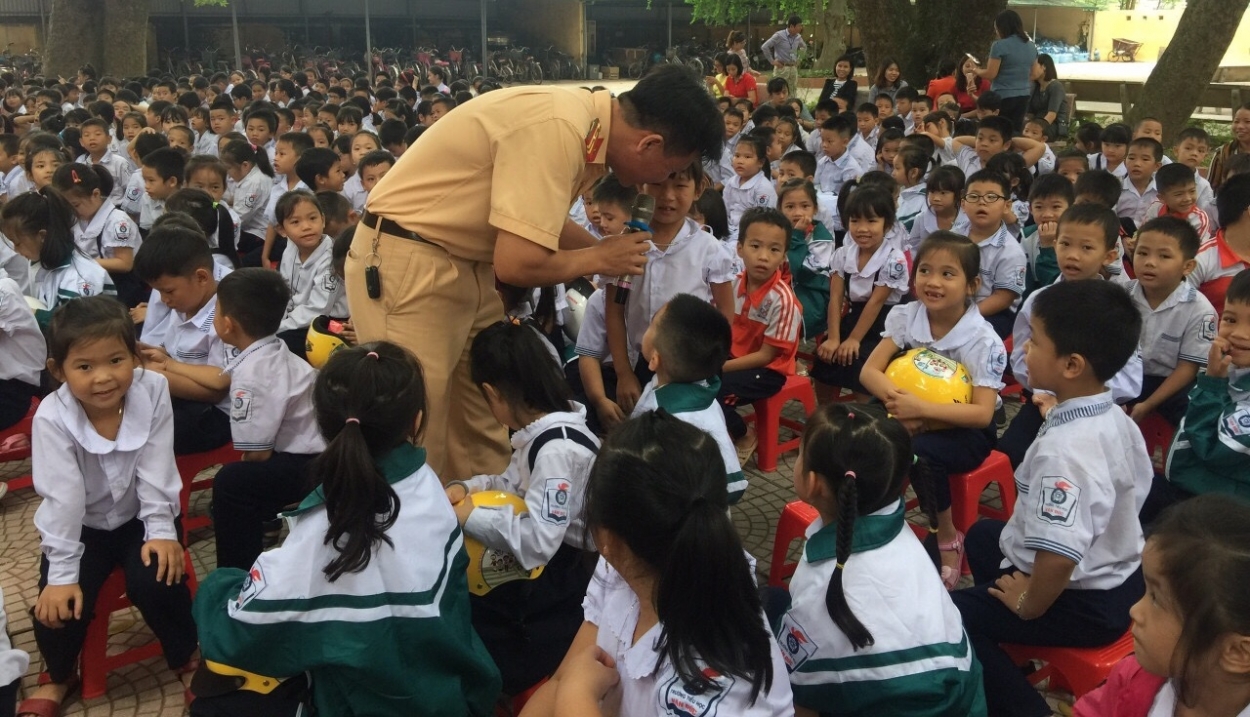 Đông đảo học sinh tham gia và nghe tuyên truyền về Luật Giao thông đường bộ