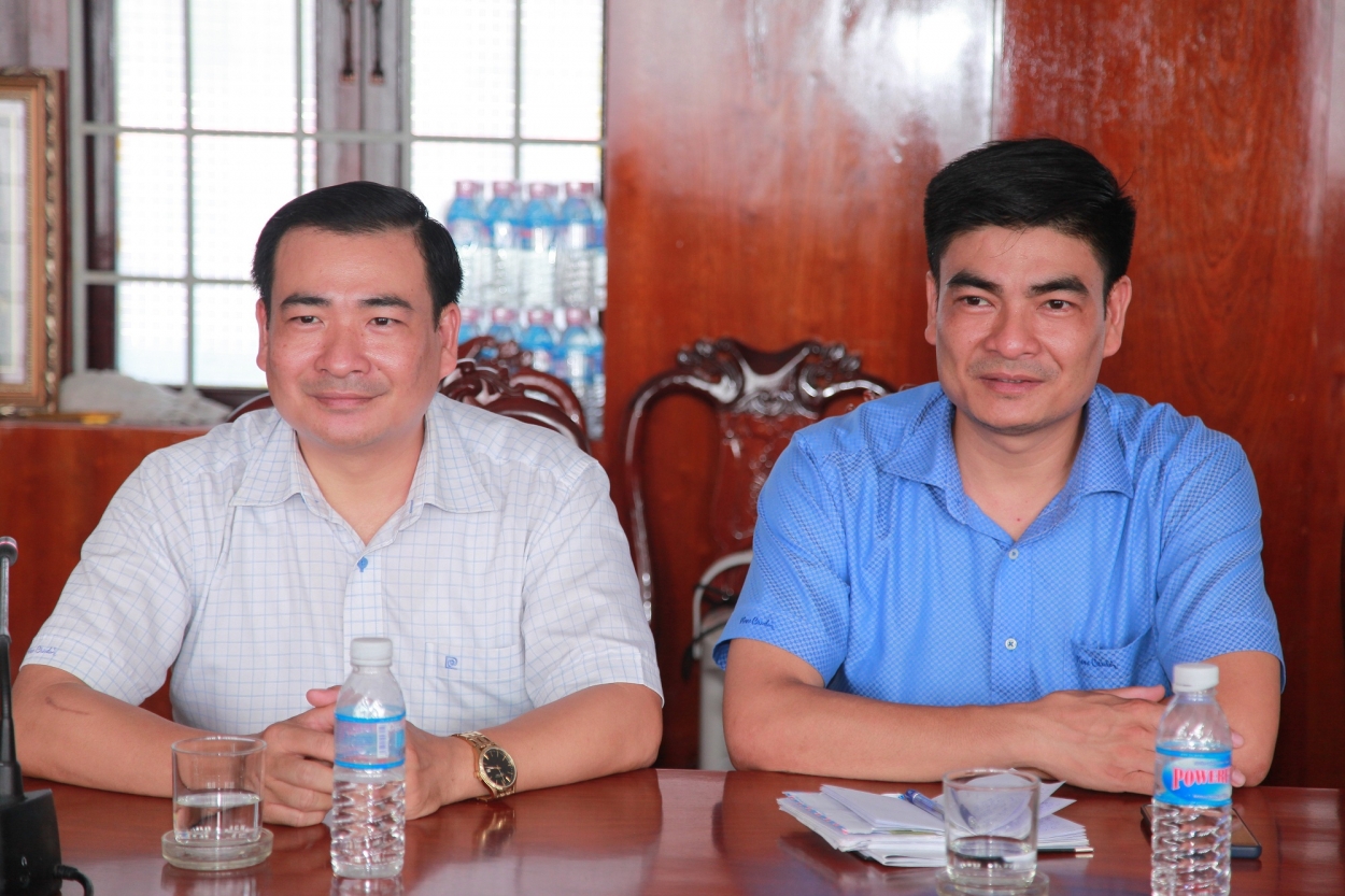 Ông Nguyễn Văn Toàn – Tổng biên tập Tạp chí Môi trường và Cuộc sống, ông Nguyễn Hùng Thắng – Tổng thư ký tòa soạn (từ trái sang)