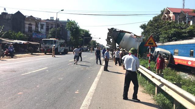 Vì nhiều người hiếu kỳ nên lực lượng cảnh sát giao thông đã phải điều tiết phương tiện