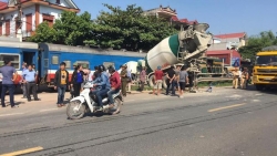 Bắc Giang: Xe bồn đâm tàu hỏa, may mắn không ai thiệt mạng