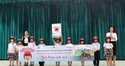 Trên  500 học sinh lớp Một của Trường Tiểu học Chu Văn An được tặng mũ bảo hiểm