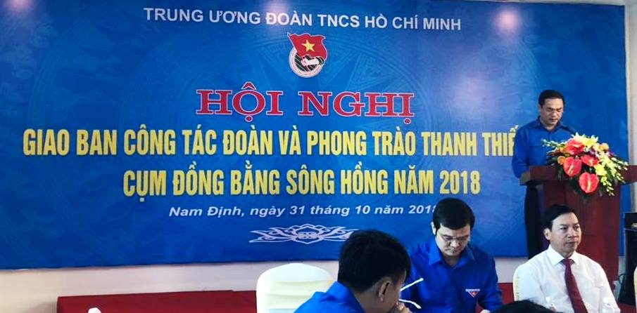 Đồng chí Nguyễn Ngọc Việt - Bí thư Thành đoàn, Chủ tịch Hội Liên hiệp Thanh niên thành phố Hà Nội báo cáo tóm tắt kết quả công tác Đoàn và phong trào thanh thiếu nhi cụm Đồng Bằng Sông Hồng năm 2018.