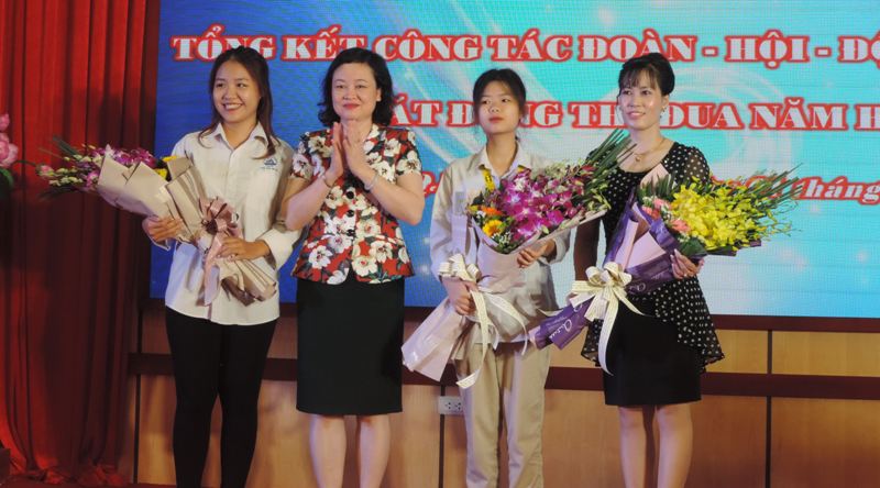 Khen thưởng các tập thể xuất sắc